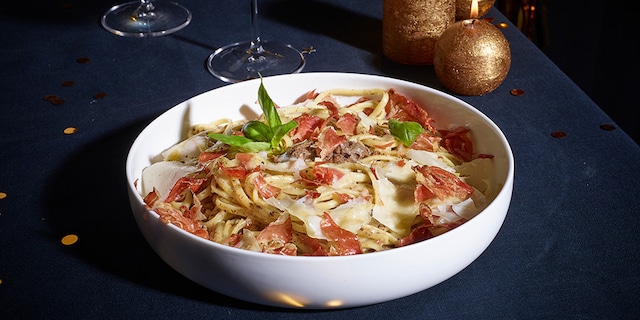 Linguine à la truffe, copeaux de parmesan et chips de coppa