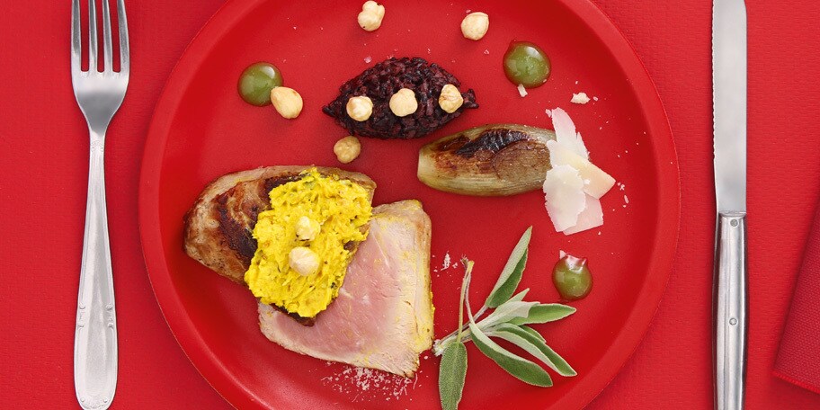 Quasi de veau grillés, échalotes confites, crumble de curcuma, parmesan et noisette