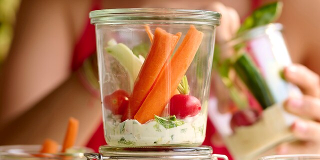 Trempettes et crudités en bocaux