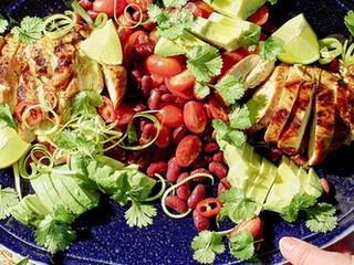 Mexicaanse salade met kip en avocado