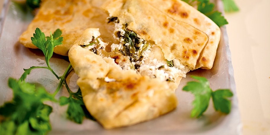 Gözleme turcs aux herbes fraîches et à la feta