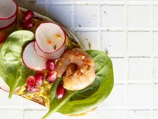 Tartine au houmous, crevettes et crudités