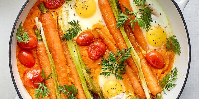 Wortelshakshuka met lentegroentjes uit de oven