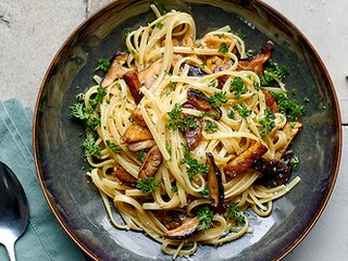 Vegetarische carbonara met shiitakes en tempé