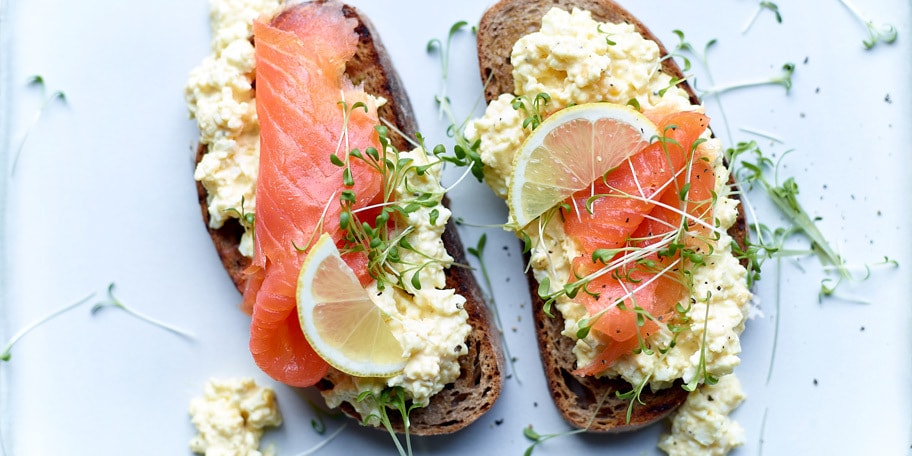 Tartines grillées à la salade d'œufs durs et au saumon fumé