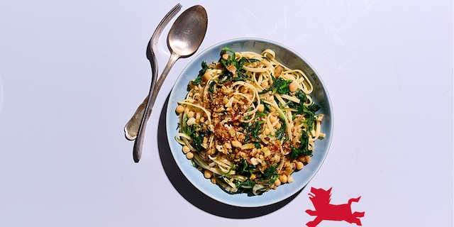 Veggie linguine met kikkererwten, spinazie en citroencrumble