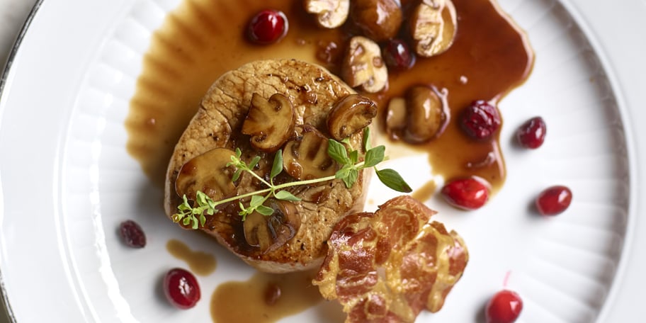 Kalfsmedaillons met champignons en porto, coppachips