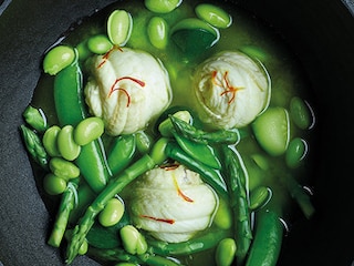 Roulades de filets de sole à la nage de légumes verts au safran