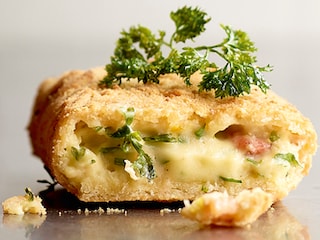 Croquettes aux crevettes grises, aux herbes, panées aux amandes