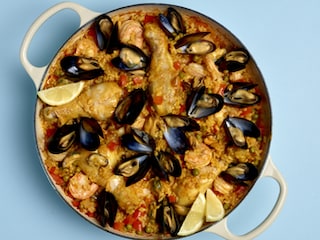 Paella met mosselen, kip en scampi 