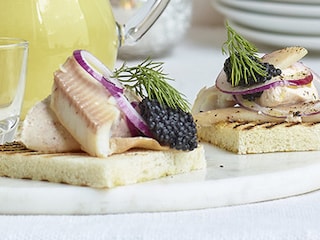 Briochetoasts met gerookte forel en haringpareltjes