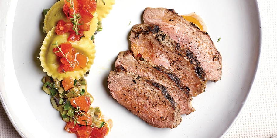 Tagliata van presa ibérico met girasoli, groentjes en gekonfijte tomaat