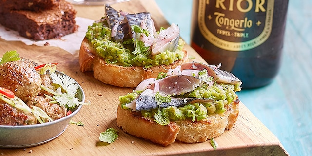 Toast met tapenade van erwten tuinbonen en munt en gemarineerde makreel