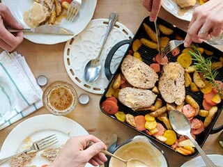 Vleesbrood met wortelen, wedges en pepersaus