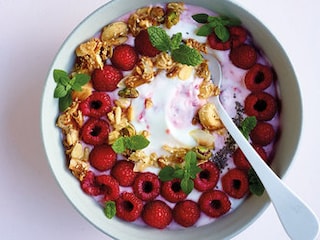 Yaourt aux framboises et granola à la noix de coco