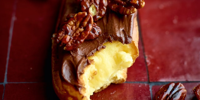 Eclairs met ganache van pure chocolade en gekaramelliseerde pecannoten