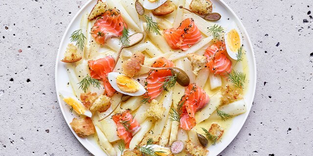 Aspergesalade met gemarineerde zalm