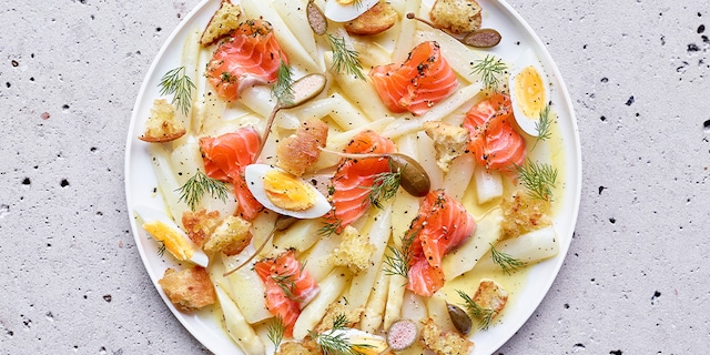 Aspergesalade met gemarineerde zalm