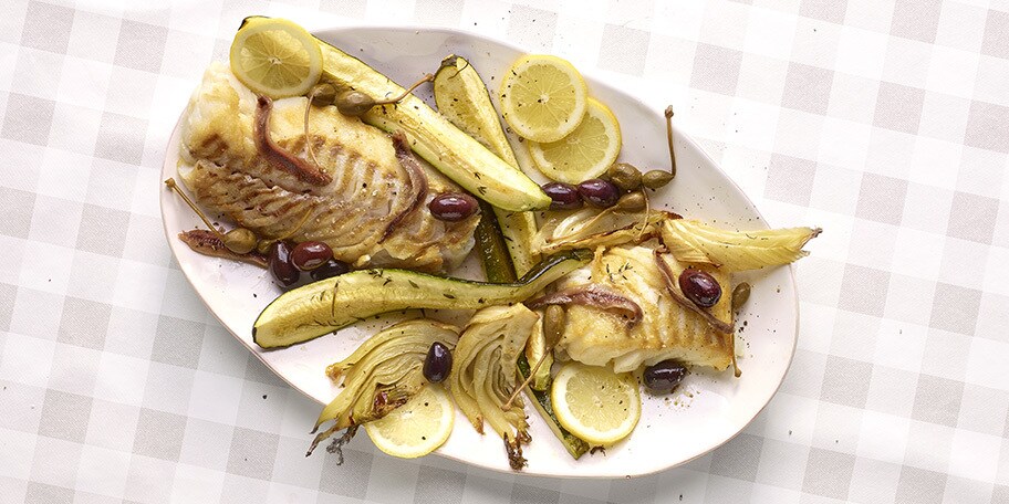 Dos de cabillaud aux légumes rôtis, anchois, câprons et olives