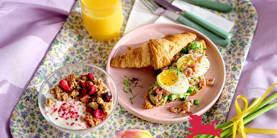 Croissants grillés au guacamole de petits pois, œufs mollets et crevettes grises