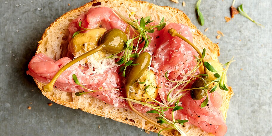 Boterham met rundercarpaccio en appelkappertjes
