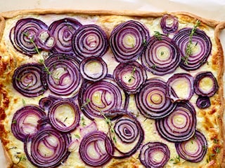 Tarte aux oignons rouges, chèvre et parmesan