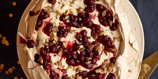Pavlova met kersen en amandelen