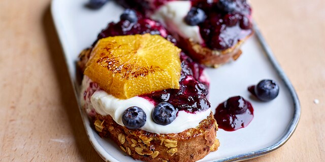 Wentelteefjes met sinaasappel en blauwe bessen