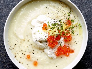 Soupe de céléri-rave et panais avec chantilly au citron et oeufs de saumon