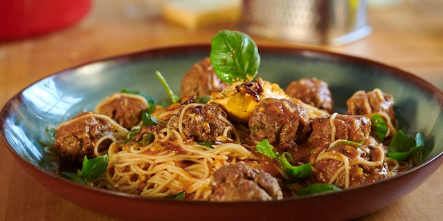 Balletjes met pijnboompitten, homemade tomatensaus en spaghetti 