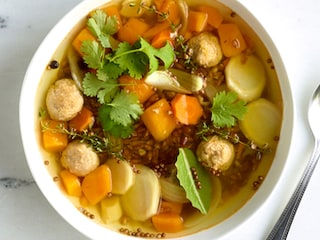 Maatlijdbouillon met balletjes en spelt