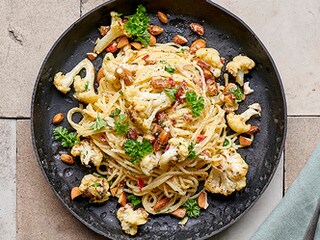 Spaghetti carbonara au chou-fleur rôti et aux amandes