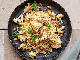 Spaghetti carbonara au chou-fleur rôti et aux amandes