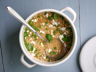 Kippenbouillon met orzo en feta