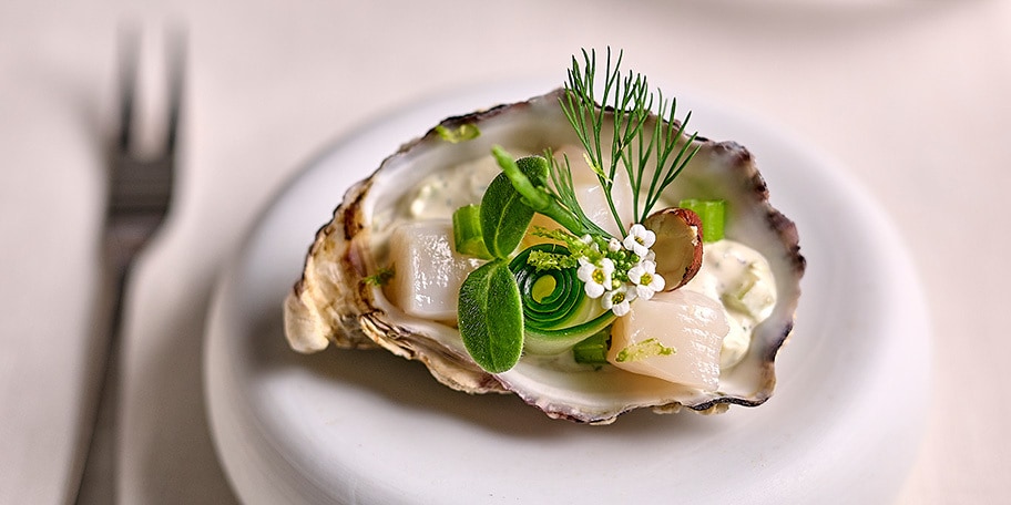 Oester met sint-jakobsnoot en groene appel