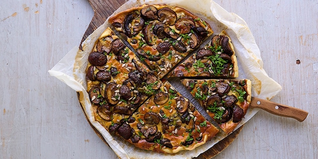 Champignontaart met tuinkruiden