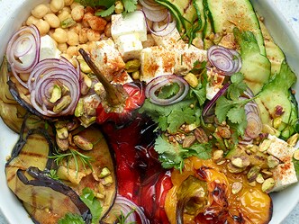 Gegrilde groentesalade met feta en kikkererwten