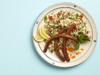 Gegrilde merguez en tabouleh van bloemkool