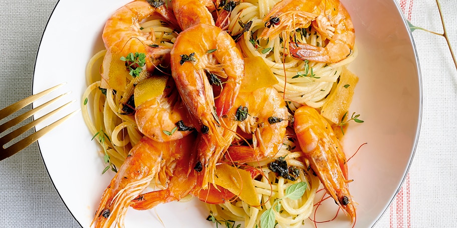 Spaghetti met knoflook en geflambeerde gamba's met pastis