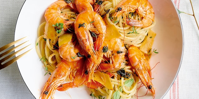 Spaghetti met knoflook en geflambeerde gamba's met pastis