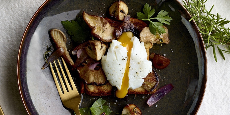 Briochetoast met champignons en gepocheerd ei