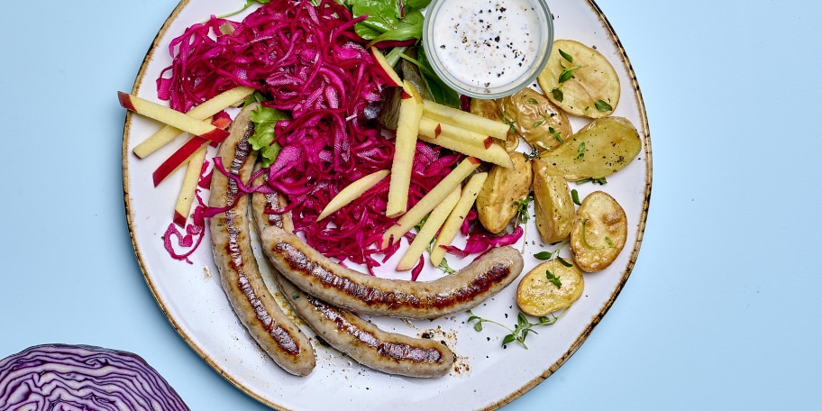 Chipolatas poêlées et salade de chou rouge aux pommes 