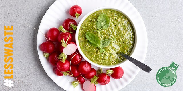 Radijzen met pesto van radijzenloof, pistachenoten en manchego