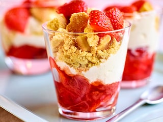 Verrines à la rhubarbe, fraises et mascarpone