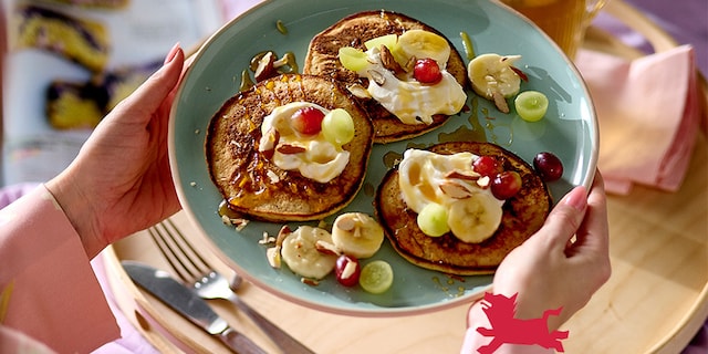 Pancakes aux amandes, petit-suisse et miel