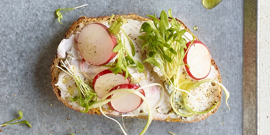 Tartine au chèvre cuberdon/fleurs et radis