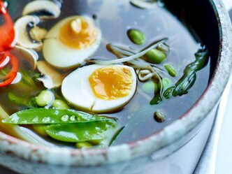 Aziatisch soepje met zachtgekookt ei