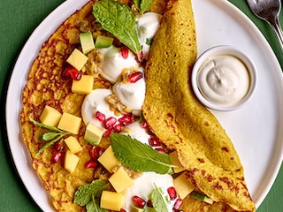 Crêpes aux flocons d’avoine, curcuma et fruits exotiques