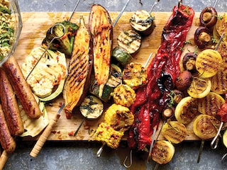 Brochettes de légumes, saucisses végétariennes et salade de pâtes au pesto