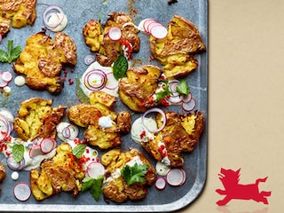 Roasted smashed potatoes, sauce au yaourt et crudités